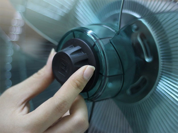Vặn tán quạt để cố định cánh quạt