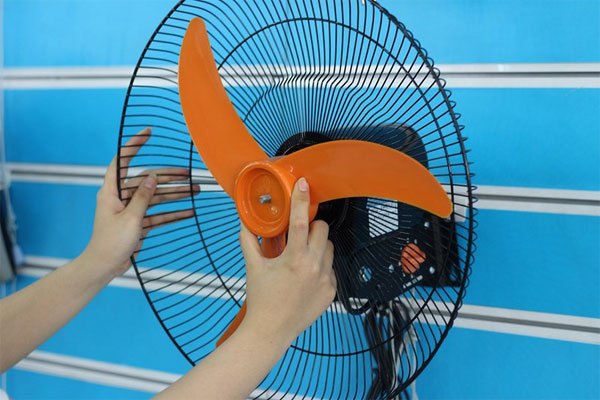 Lắp cánh quạt vào trục quay motor