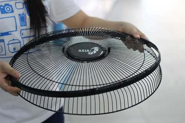 Lắp khung viền vào lồng trước của quạt