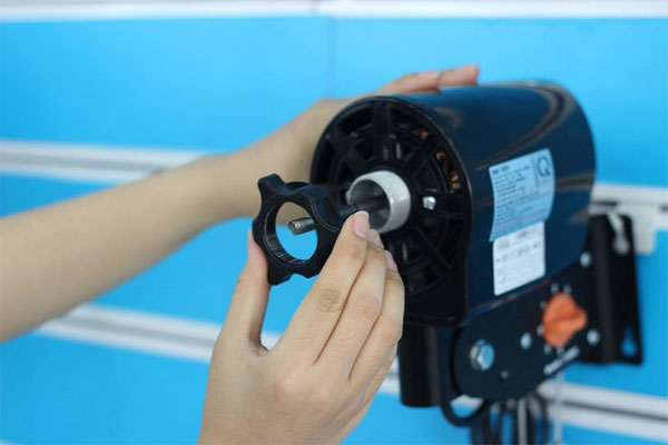 Vặn ngược chiều kim đồng hồ để tháo tán lồng
