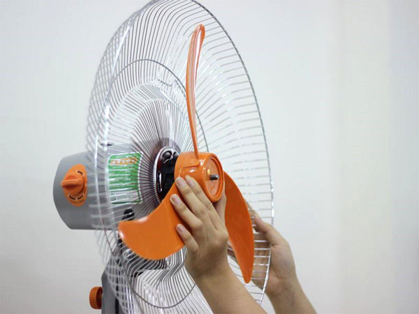 Lắp cách quạt vào trục quay motor