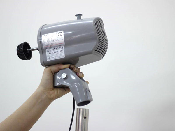 Lắp đầu động cơ quạt vào thân quạt