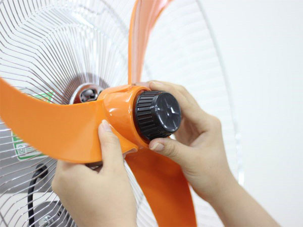Lắp tán vặn cách vào để cố định cánh quạt