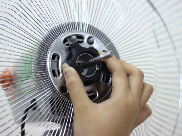 Lắp tán vặn lồng để cố định lồng sau của quạt