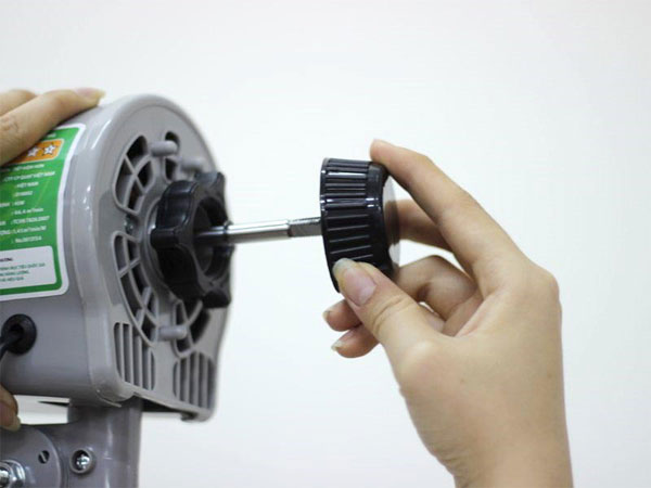Vặn theo hướng kim đồng hồ để lấy tán lồng ra