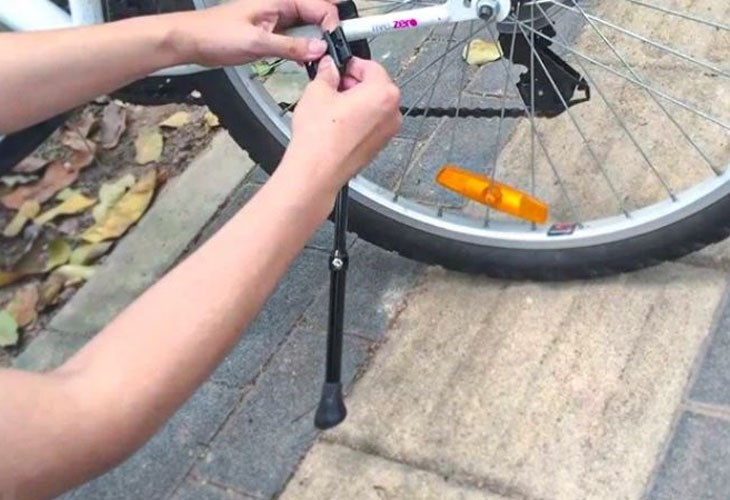 Bạn nên siết chặt chân chống vào khung xe để đảm bảo xe có thể đứng vững