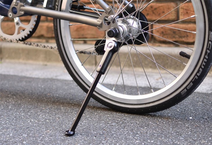 Vị trí lắp chân chống đóng vai trò quan trọng giúp xe đứng vững khi dừng