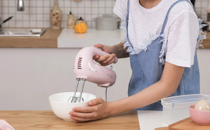 Người dùng cần cố định thân máy đánh trứng cầm tay Bear DDQ-A01G1 trong quá trình sử dụng để đảm bảo an toàn