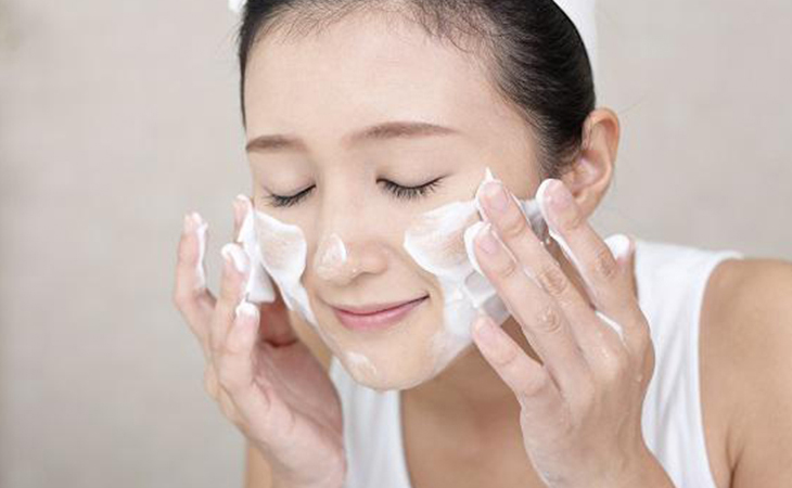 massage với sữa rửa mặt