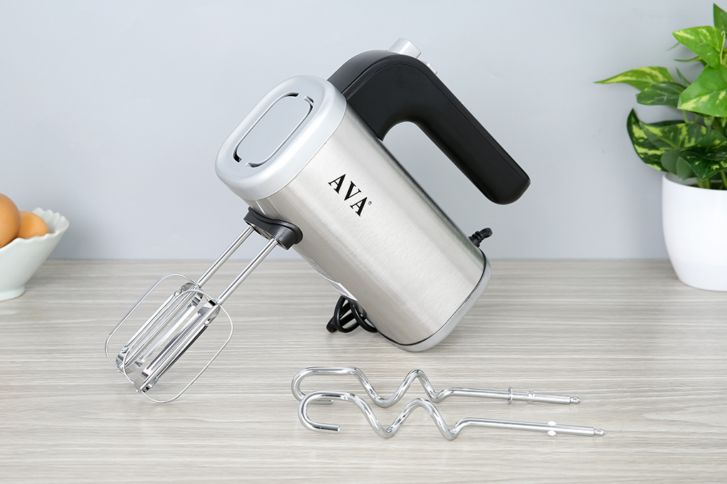 Bạn cần chọn tốc độ máy ở mức thấp nhất cho máy đánh trứng AVA HM-167 để thiết bị bắt đầu vận hành ổn định trước khi dùng
