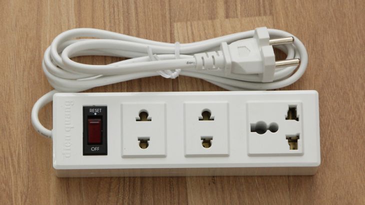 Bạn có thể chọn mua ổ cắm Điện Quang 3 lỗ 2m 002A-02 được sản xuất bởi thương hiệu Điện Quang uy tín để dùng cho máy đánh trứng của mình