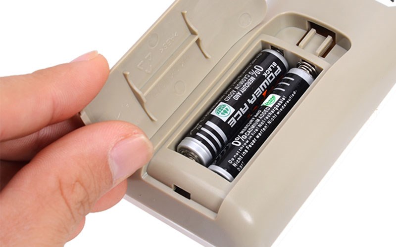 tháo pin ở mặt sau điều khiển để reset