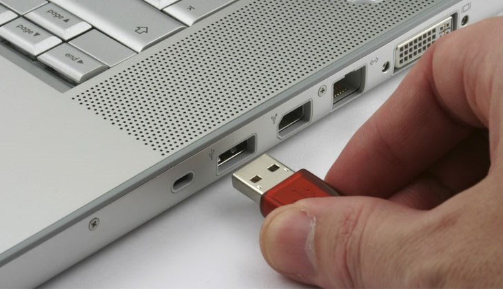 Bạn hãy cắm USB vào cổng USB trên máy tính