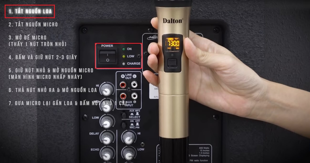 Bước 1: Bạn phải tắt nguồn loa trước khi tiến hành reset micro không dây của mình.