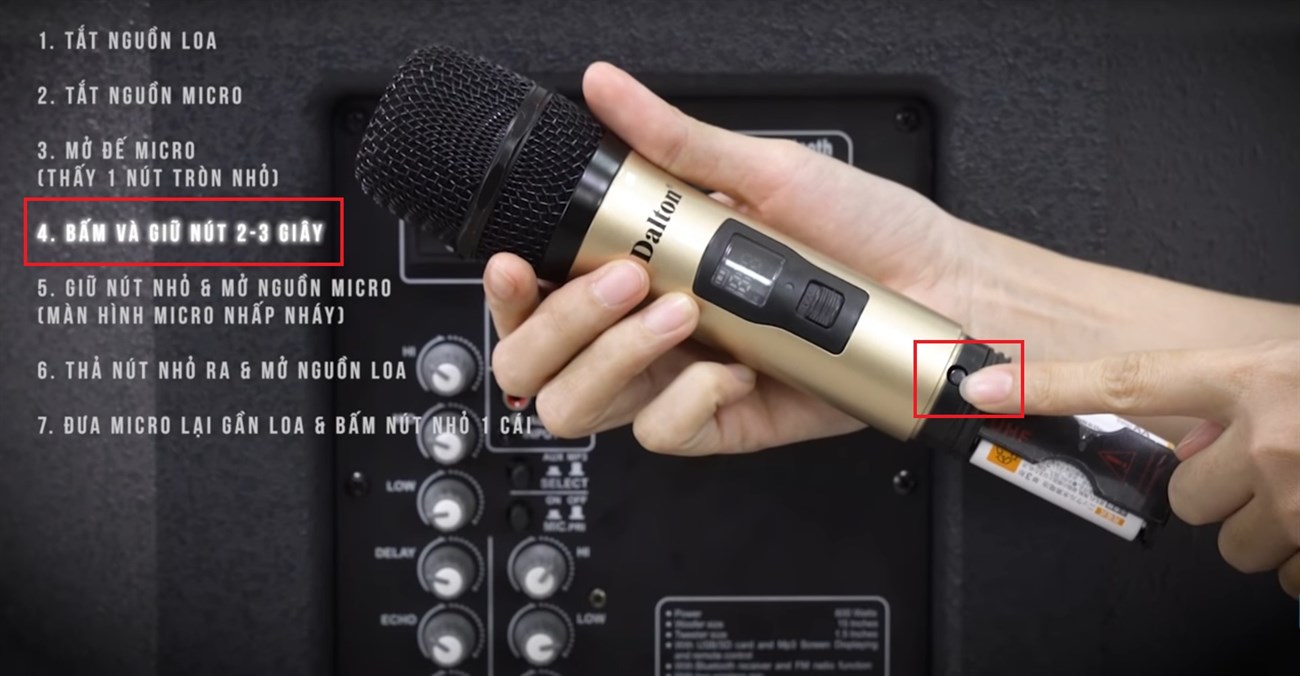 Bước 4: Khi mở đế micro, bạn sẽ thấy 1 nút tròn nhỏ. Nhấn giữ nút tròn nhỏ trong 2 - 3 giây.