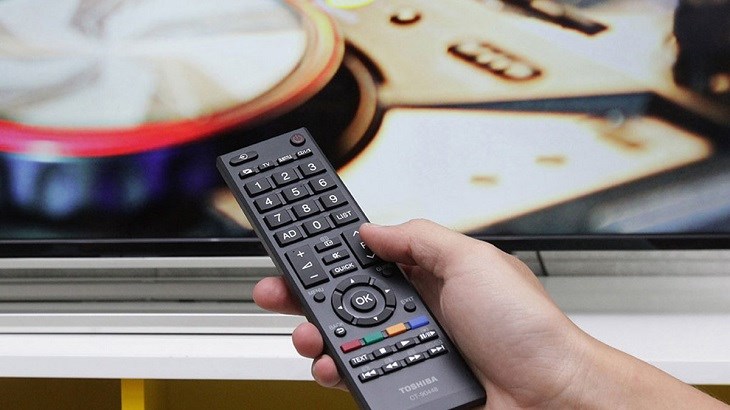 Sử dụng remote để thực hiện các thao tác reset tivi Toshiba