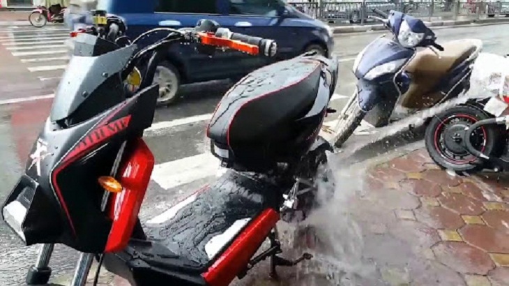 Bạn thực hiện phun nước lên xe để làm trôi bụi bẩn và các vết bùn đất
