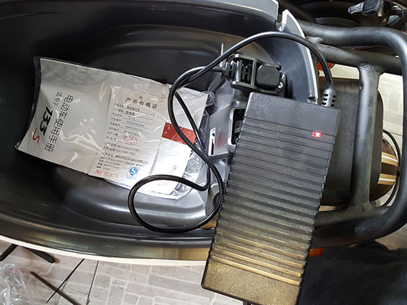 Bạn hãy để xe thông thoáng khoảng từ 15 - 30 phút sau khi rửa để đảm bảo xe khô hoàn toàn nước rồi mới lắp bình ắc quy vào