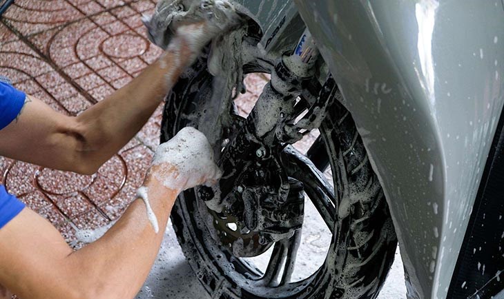 Rửa xe cần thao tác từ đầu ra sau, từ trong ra ngoài để xe được làm sạch tối ưu