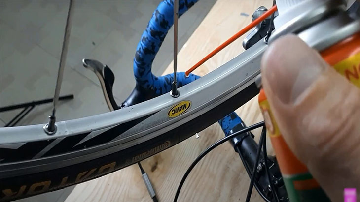 Bôi trơn đầu căm xe 1 ngày trước khi rút căm