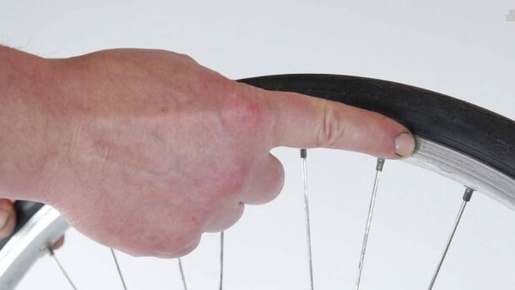Dùng dây rút hoặc tay để kiểm tra nơi bị lệch