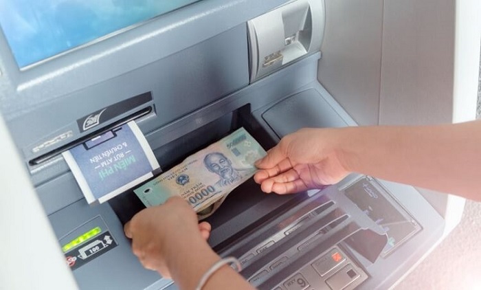 Nhận tiền, lấy lại thẻ và biên lai (nếu có)