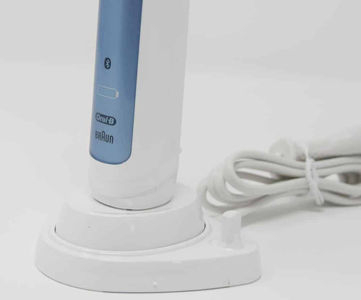 Bàn chải được dựng thẳng khi cắm sạc