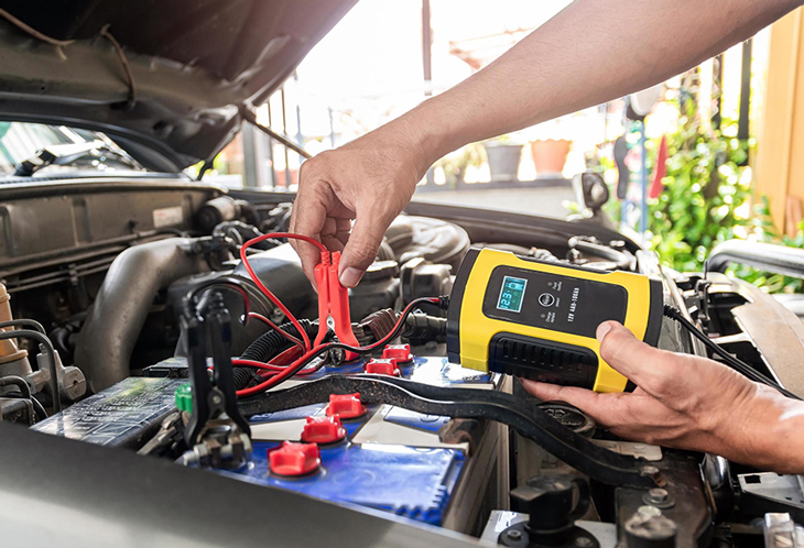 Bạn mượn bộ sạc ngoài của bình ắc quy để kích điện giữa ắc quy ô tô qua ắc quy đã cạn pin.