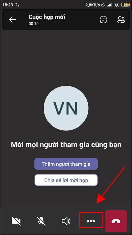 Bạn bấm vào biểu tượng ba chấm (...) trên màn hình.
