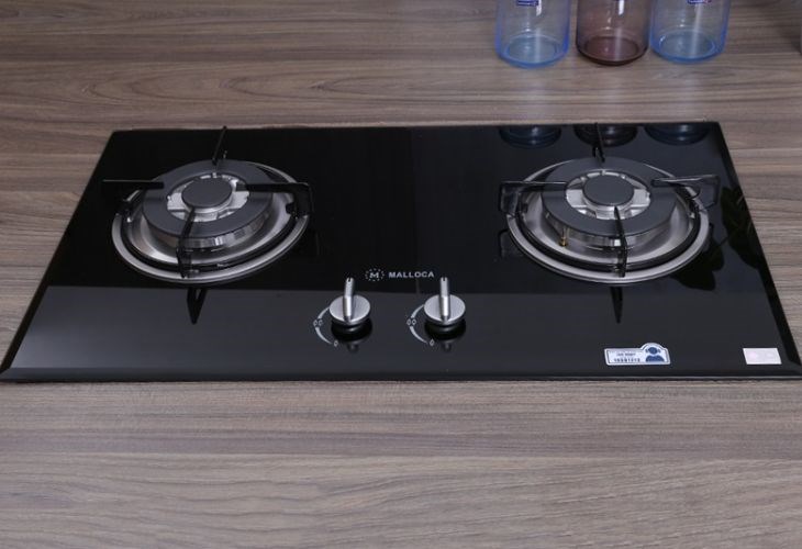 Đặt bếp ga Malloca trên một bề mặt phẳng, ổn định để tránh bị nghiêng ngã trong quá trình nấu nướng nhé!