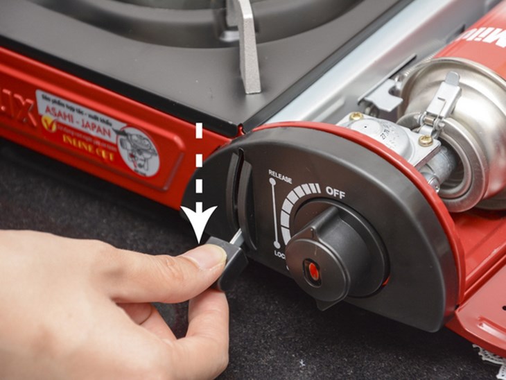 Bạn hãy gạt cần gạt xuống vị trí Lock