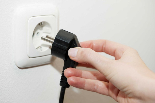 Người dùng cần cắm điện để bếp hồng ngoại được kết nối với nguồn điện và hoạt động