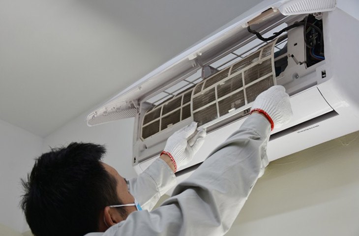 Bạn có thể liên hệ nhân viên kỹ thuật để kiểm tra và tra dầu cho quạt điều hòa