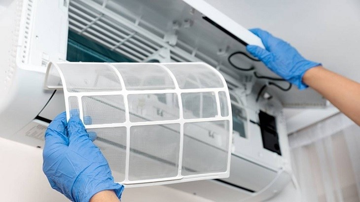 Bạn nên vệ sinh điều hòa thường xuyên và định kỳ để máy vận hành hiệu quả, ổn định và yên tĩnh