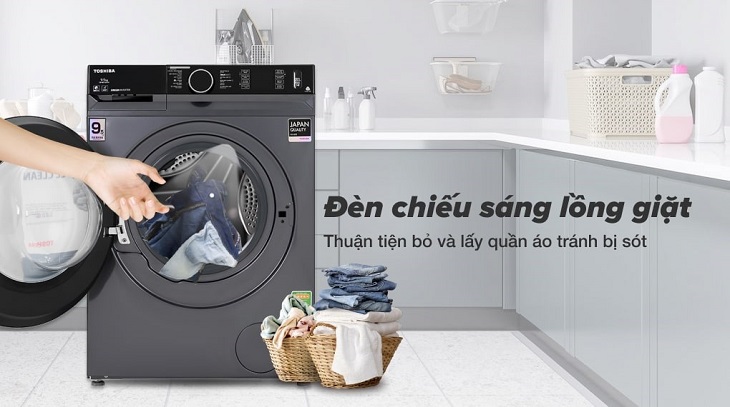 Mở cửa máy giặt và cho quần áo vào trong lồng giặt.