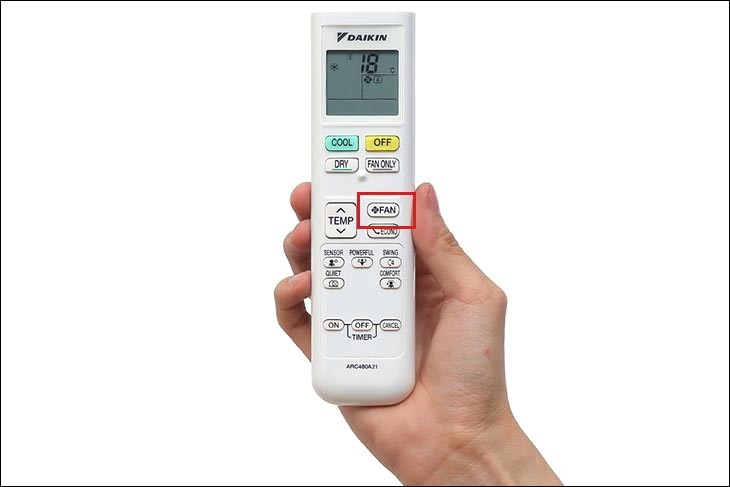 Nhấn nút FAN để chỉnh tốc độ quạt