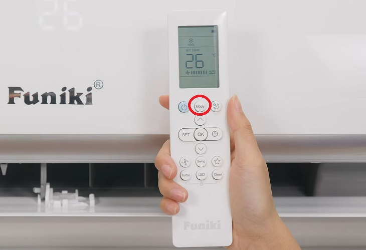 Nhấn nút MODE trên điều khiển điều hòa Funiki 1 chiều để chuyển đổi các chế độ sử dụng