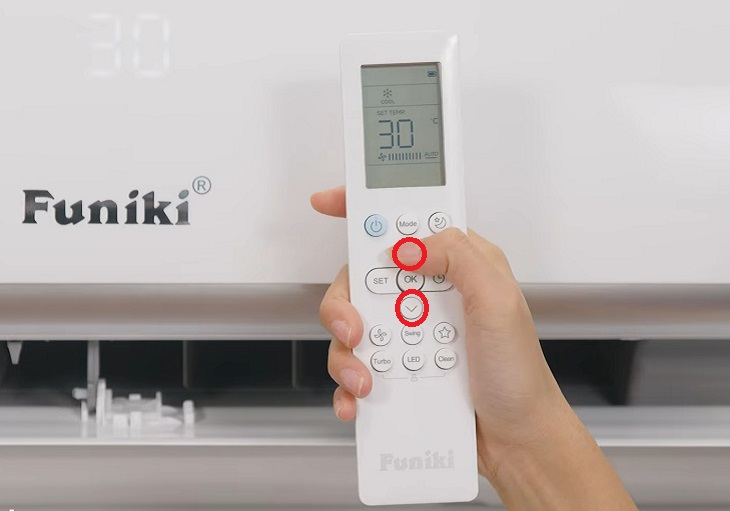 Nhấn vào mũi tên lên xuống để tăng hoặc giảm nhiệt độ trên điều hòa Funiki Inverter 1 HP HIC09TMU.ST3