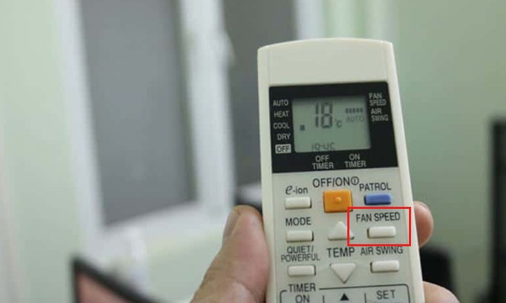 Để đặt chế độ quạt điều hòa Panasonic chỉ cần nhấn nút FAN SPEED trên điều khiển