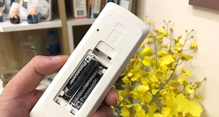 Điều khiển của điều hòa Panasonic không hoạt động có thể do hết pin, bạn chỉ cần thay pin mới cho điều hòa
