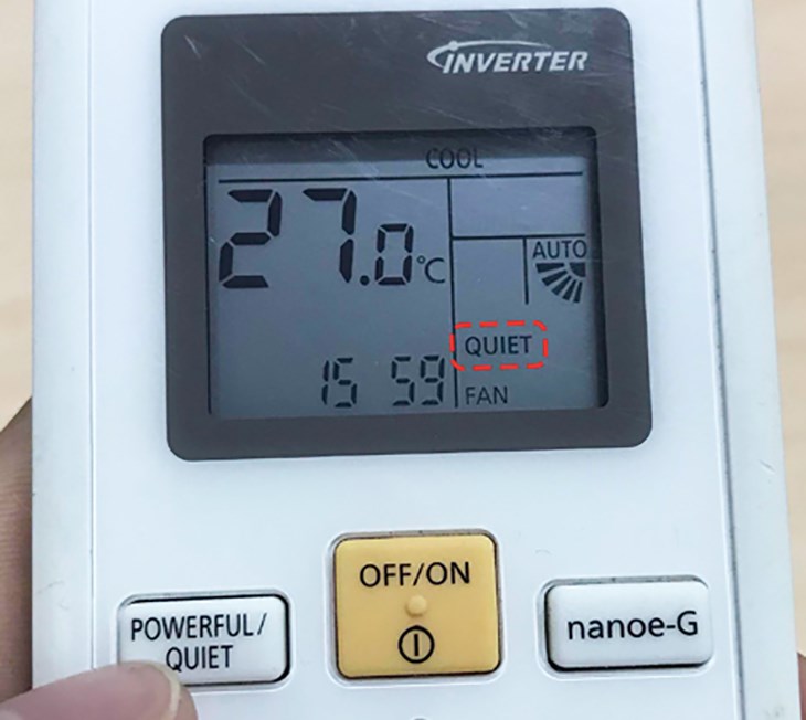 Nhấn chọn nút POWERFUL/QUIET đến khi màn hình điều khiển xuất hiện chữ QUIET