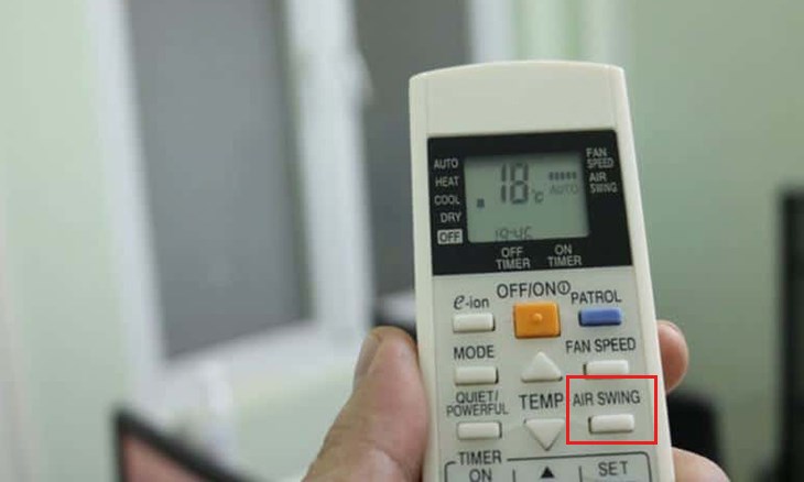 Nhấn nút AIR SWING để điều chỉnh hướng gió dọc điều hòa Panasonic