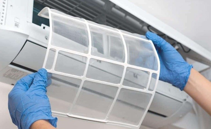 Mang bao tay khi vệ sinh và tiếp xúc với dung dịch vệ sinh máy lạnh để trán bị dị ứng