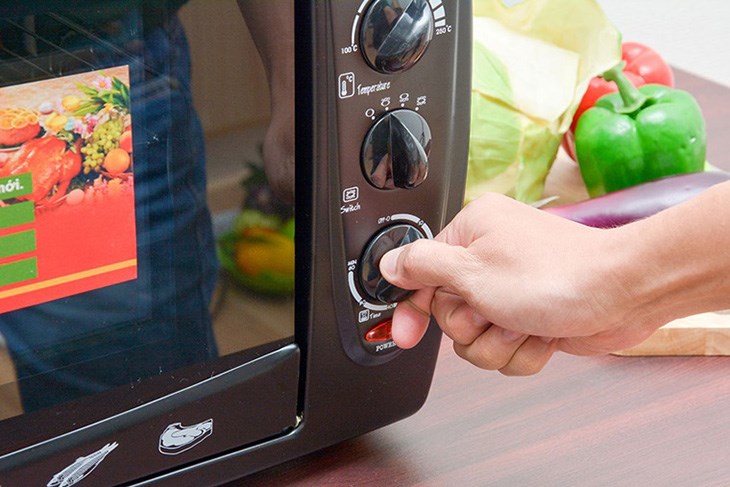 Bạn cần làm nóng lò trước khi sử dụng khoảng 10 - 15 phút để thức ăn nhanh chín hơn