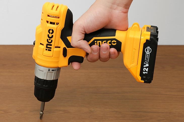 Máy khoan vặn vít pin Ingco CDLI1221 12V sử dụng động cơ chổi than vận hành mạnh mẽ, ổn định, cấu tạo đơn giản cho phép người dùng bật/tắt tiện lợi.