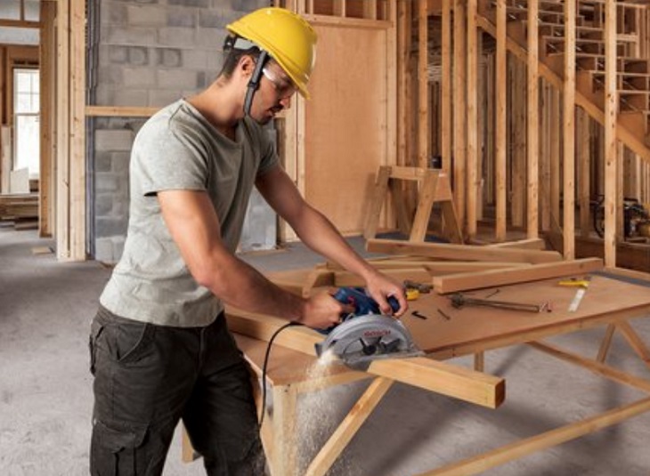 Đảm bảo khu vực sử dụng máy cưa luôn khô ráo, thoáng mát và có đầy đủ ánh sáng