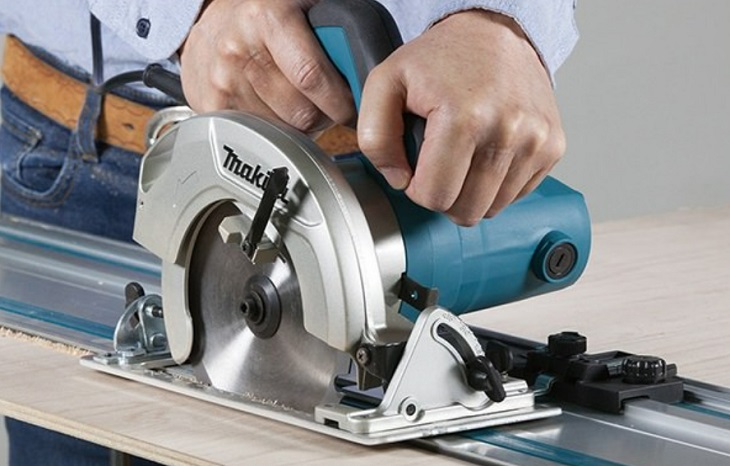 Hạn chế dùng găng tay khi sử dụng máy cưa đĩa Makita M5801B 1050W để tránh trơn trượt ngoài ý muốn