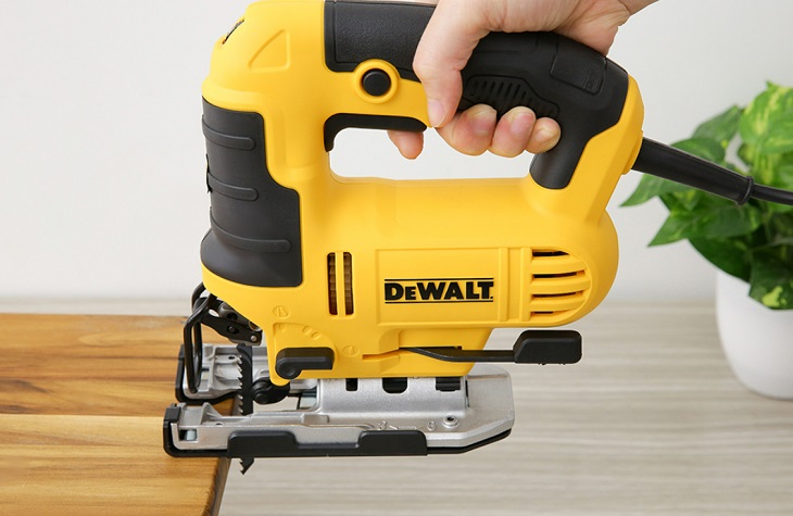 Khi sử dụng máy cưa lọng Dewalt DWE349-B1 650W nên sử dụng lực vừa phải