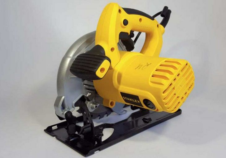 Không nên dùng các vật khác chặn lưỡi cưa của máy cưa đĩa Stanley SC16-B1 1600W khi hoạt động