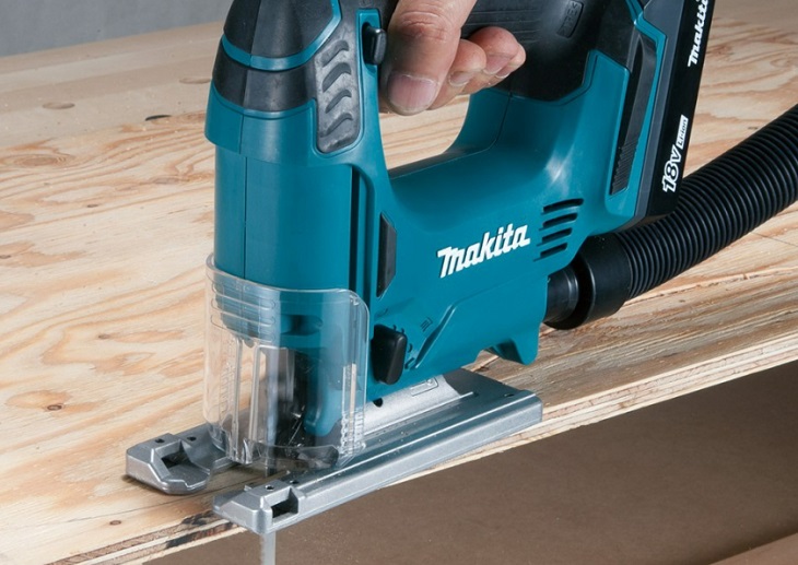 Không nên sử dụng máy cưa lọng Makita M4302B 450W liên tục vì dễ làm cho đường cắt mất đi tính thẩm mỹ do lưỡi cưa quá nóng